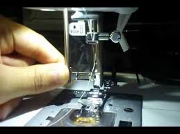 Masukkan benang yang anda butuhkan pada tempat benang dan pasanglah penahan gulungan benang di ujungnya, jika tersedia (penahan ini biasa digunakan hanya pada tempat benang horizontal. Tutorial Mesin Jahit Messina Disney D7500 Memasang Benang Ke Dalam Jarum By Harun Sutanto