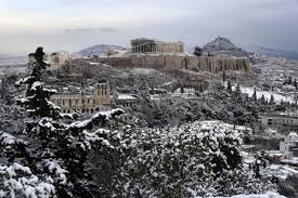Μια πτήση πάνω από τη χιονισμένη ακρόπολη (vid). H Xionismenh Akropolh Kai H A8hna Ntymenh Sta Leyka Perierga Gr