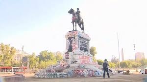 La vida del escultor virginio arias tras el monumento a baquedano. Sujetos Botaron Estatua De Soldado En Plaza Italia Tras Manifestaciones