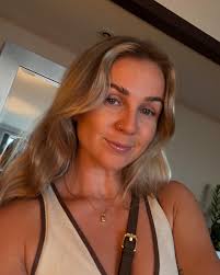 Ally Dean's Instagram, Twitter & Facebook