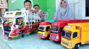 * menyediakan berbagai macam model/jenis miniatur berbagai warna. Kreatifitas Dibalik Mainan Miniatur Truk Yang Sedang Digemari Remaja Dan Orang Dewasa The Jombang Taste