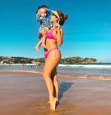 Maira Charken Compartilha Cliques Com O Filho Na Praia Gq Musa