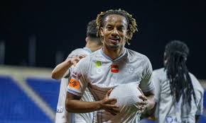 O gol de empate brasileiro foi com polêmica: Andre Carrillo Golazo De Taco Para El 1 0 Sobre El Equipo De Cueva Por La Liga Arabe