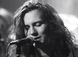 Eddie vedder was born in evanston, illinois and grew up partially in the chicago, illinois area and partially in the san diego, california area. Eddie Vedder Young Google Search Cellbits Musica Grunge Ed Vedder