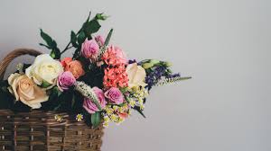 Fresh cut flowers can last for up to three weeks if you look after them right! How To Make A Bouquet Last 10 Ways To Keep Cut Flowers Fresh 2021 Masterclass