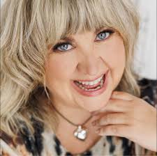 Who can remove a lounge in Alexandra Headland for free or for a fee?