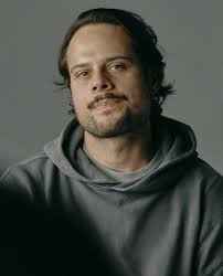 It´s not me, Loudon is singing about. I can cry, for sure. Since 1975, this  has been in my list of fav. sad, Loudon songs, and even though it´s sad,  it´s also