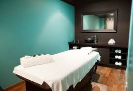 Créés en 1998, nos salons de massage sont devenus des adresses incontournables du massage thai à lyon. 1er Site De Ventes Privees Beaute Et Bien Etre Massage Room Decor Esthetics Room Massage Room Design