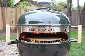Ein gasgrill benötigt ebenfalls luft, die er von der öffnung unterhalb des. Kettlepizza Weber Grill Insert Review Backyard Chef Makes Authentic Neapolitan Pizza Food For Net