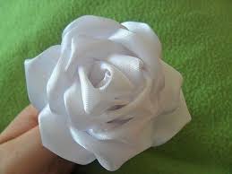 Auf Diese Seite Erkennen Sie Wie Kann Man Selber Die Wunderschone Rose Aus Stoff Falten Die Anleitung Ist A Rosen Basteln Blumen Selber Basteln Bandstickerei