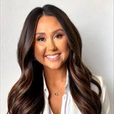 Candice Roach's Instagram, Twitter & Facebook