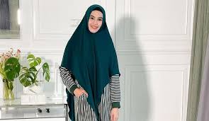 Awal tahun 2018 lalu, dia memutuskan untuk menutup aurat dengan mengenakan hijab. Alasan Kartika Putri Keukeuh Laporkan Dokter Richard Lee Okezone Celebrity
