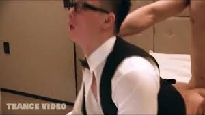 Dos hombres musculosos asiáticos