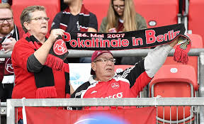 Enkele gedesillusioneerde fans waren die neergang beu en kropen op 23 december 2003 over de stadionomheining om samen enkele kerstliederen te zingen, om zo de nederlagen even te vergeten. 1 Fc Nurnberg Fan Info Union Berlin