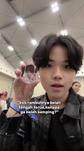 duh bukan apa apa ya, sandy mode rambut belah samping tuh pesonanya na...