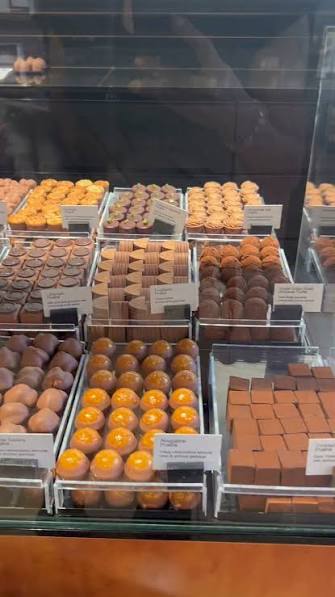 LADERACH! Lempengan chocolate raksasa udah ada di berbagai negara, bakal  buka store pertama di Indonesia. Cokelat high end khas Swiss ini variannya  lengkap dari dark chocolate sampai dubai chocolate.