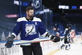 Killorn a fait dévier un tir des poignets de la ligne bleue de. Alex Killorn Akillorn19 Twitter