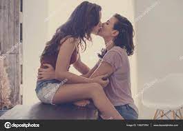 女同性恋情侣接吻— 图库照片©Rawpixel＃135270704