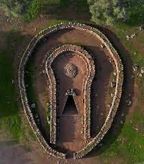 Conosci la storia del Santuario Nuragico di Santa Cristina?🤔  L'intrecciarsi di riti e culti che si sono susseguiti nel corso degli anni  ne denotano un importanza storica singolare. Scopri tutti i segreti