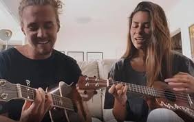 Ao lado do namorado, vitor kley, que surge a tocar violão, a atriz surpreendeu ao mostrar que também sabe cantar e tocar ukelele. Separados Ha 5 Meses Como Carolina Loureiro E Vitor Kley Mantem A Chama Acesa Nacional Flash