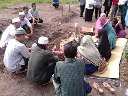 Bacaan doa ziarah kubur | sumber : Baru Kemarin Bertemu Hari Ini Mengantar Ke Kuburan