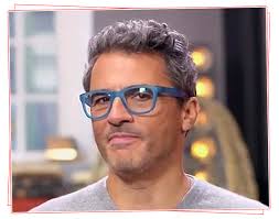 Avec l'antiquaire julien cohen, vedette de l'émission affaire conclue, en figure de proue. Julien Cohen Affaire Conclue Quel Est Le Secret De Ses Lunettes Bleues France Dimanche