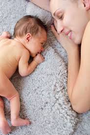 Kinder kommen durch Frauenkraft.