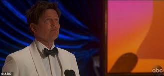 Thomas vinterberg holds back tears as he dedicates his best international feature film oscar for another round to late daughter ida after her tragic death: Esvbads5xchbtm