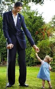 Ce nume au ales gina și smiley pentru fetița lor? Cea Mai Mica Femeie Si Cel Mai Inalt Barbat Din Lume Stau Fata In Fata In Platoul Emisiunii Acces Direct In Aceasta Dupa Amiaza Adpm