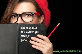 Je Boek Een Succes Kijk Eens Door Een Andere Bril Naar Je Boek Boeken Bril Boek Schrijven