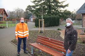 Auch um eine gartenlaterne herum lässt sich eine baumbank aus teakholz prima integrieren. Baum Um Baum Herzog Kultur Stadtmagazin
