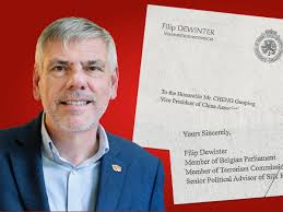 Hoe Filip Dewinter betaald werd door China: 'Chinese delegaties sleepten  koffers met cash naar België'