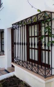 Grade De Ferro Para Janela Em Estilo Classico Balcony Grill Design Window Grill Design Modern Home Window Grill Design