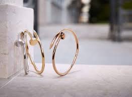 Cartier's new juste un clou collection of gold and diamond jewels based the nail turns this humble hardware. Juste Un Clou De Cartier La Collection Qui Nous Fait Rever Elle Be