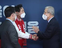 오세훈 국민의힘 서울시장 후보가 28일 서울시 산하 라디오 방송국인 tbs '김어준의 뉴스공장'과 관련해 내가 시민들과 셀카 찍는 오세훈 후보. ì˜¤ì„¸í›ˆ ë‚˜ê²½ì› êº¾ê³  êµ­ë¯¼ì˜íž˜ ì„œìš¸ì‹œìž¥ í›„ë³´ æ–‡ì •ê¶Œ ì‹¬íŒ ì¢…í•© ì„œìš¸ì‹ ë¬¸