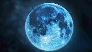 La hoja de este espadón reluce como los brillantes rayos de la luna. F5hwq4lnnzbajm