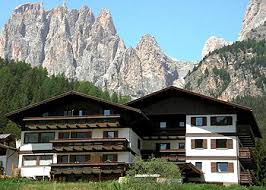 Composta da sole 4 unità abitative, è senza dubbio la scelta prediletta per una vacanza in totale relax e tranquillità! Residence Residence La Zondra Bernard Patrick San Giovanni Di Fassa Pera