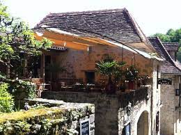 Dominées par l'église fortifiée, les maisons aux toits pentus recouverts de tuiles brunes, découvrent leurs volumes. Le Cantou Saint Cirq Lapopie Lieu Dit Le Bourg Restaurant Bewertungen Telefonnummer Fotos Tripadvisor