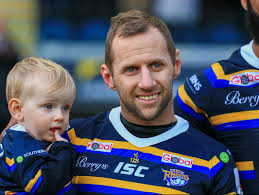 Rob burrow makes emotional return to headingley for leeds rhinos game as his autobiography is published 08/19/2021 leag , news , rugby , sky , sports headingley hailed the return of one of its favourite sons on thursday as rob burrow and his family came to the ground to watch leeds take on huddersfield. Leeds Touched By Wigan S Magnificent Gesture Of Support For Rob Burrow Loverugbyleague