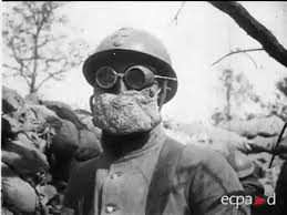Masque à gaz daté de 1918 , complet en bon état , la courroie de transport et abimé mais vu son âge , c'est réparable (si vous le souhaitez) sous la boite ou il y a le marquage 1918 il y a le nom du soldat qui le possédait , il s'agit arthur st denis sergt 7éme. Films D Archives 14 18 Les Tranchees De Premiere Ligne En Argonne Youtube