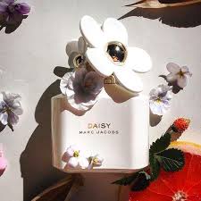 Introduced in 2007, this daytime fragrance features fruity notes of ripe strawberry and tangy pink grapefruit. Daisy White By Marc Jacobs Perfume 100ml Limited Edition Health Beauty Perfumes Nail Care Others On Carousell