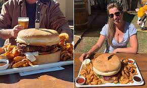 Je crée et mange un big burger de de 5 kg ! Nindigully Pub Sells 80 Road Train Burger Complete With 1 2kg Meat Patty Daily Mail Online