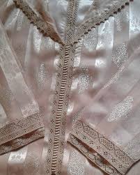 l image contient peut etre 1 personne moroccan clothing moroccan caftan caftan