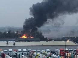De brandweer sprak van een „zeer grote brand. Johnny Onslow Johnnyonslow Twitter
