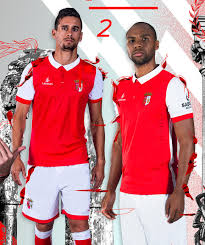 The shirt includes several nods to the team's iconic history. Camiseta Lacatoni Del Sporting Braga 2017 18