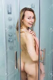 Retrato De Mujer Sexy Desnuda Cubriéndose Con Una Toalla En La Ducha De  Cristal Puertas De La Unidad Fotos, retratos, imágenes y fotografía de  archivo libres de derecho. Image 64646822