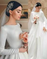 Sade Gelinlik Modelleri Ozellikle De Minimalizm Akimi Ile Birlikte Cok Moda Olmaya Basladi Iz De Minimal Gelinlik M Nedime Giysileri Gelinlik Organze Gelinlik