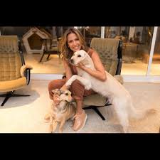 Luisa mell procura sempre colocar o bem estar dos animais em primeiro lugar. Estudante Se Diz Maltratada Durante Feira De Adocao De Luisa Mell
