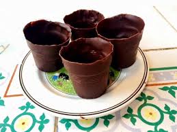 Coques En Chocolat Facile Avec Un Gobelet En Plastique Coque En Chocolat Decoration Chocolat Gateaux Et Desserts