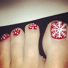 Nuestras uñas tanto de las manos como de los pies por eso les quiero dejar alguna de las mejores imágenes para que ustedes vean cuales son las encontramos el clásico diseño de uñas pintadas con esmalte rojo de fondo en donde toda mujer sabemos como realizar pero con un detalle que. Decoracion De Unas Para Pies Los Mejores Disenos Manicuras Para Navidad Arte De Unas De Pies Disenos De Unas De Navidad